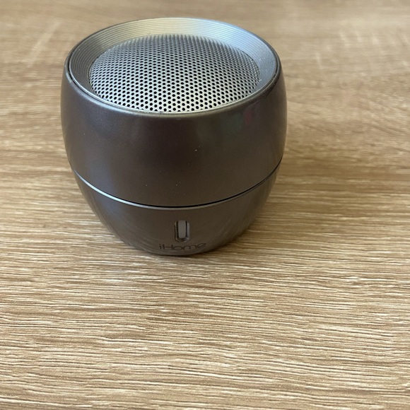 iHome iBT73 light up Bluetooth speaker - Picture 1 of 10